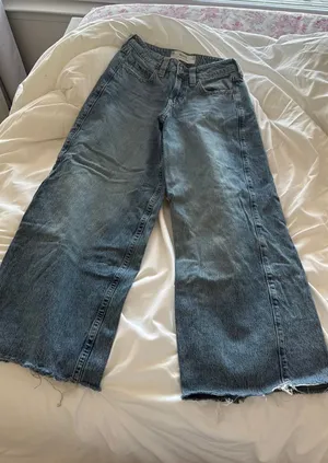 Hollister Low-Rise Jeans thumbnail 1