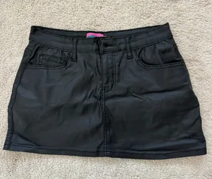 Edikted Carly Low-Rise Mini Skirt thumbnail 2