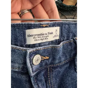 Abercrombie & Fitch The ’90s Straight Ultra High Rise Jeans Size 29 8R Blue Dist thumbnail 2
