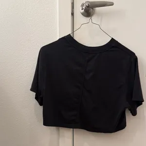 ⭐️Lulu Lemon Cropped Black T Shirt thumbnail 2