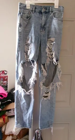 American Eagle Outfitters mom jean ripped distressed denim in light wash blue size 2. thumbnail 1