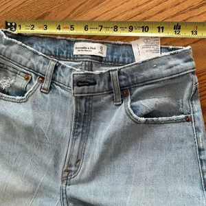 Abercrombie & Fitch 80s High Rise Mom Jeans Light Wash Waist 27” Ankle jeans thumbnail 11