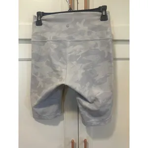 Lululemon wonder under Biker Shorts Grey Camo 10 Inch Inseam Womens Size 8 thumbnail 4