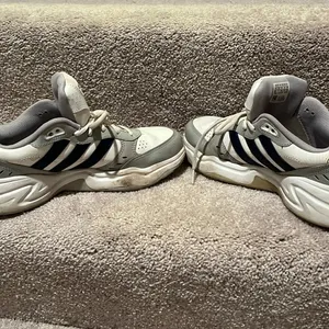Adidas sneakers women’s 8.5 thumbnail 7