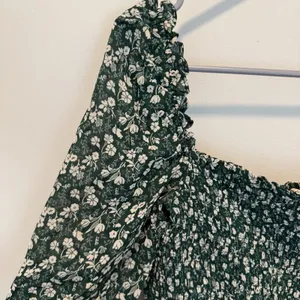 Reformation floral green ditsy print cropped smocked Pinto top size S thumbnail 7