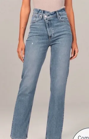 Abercrombie 90’s Straight Curve Love Jeans thumbnail 1