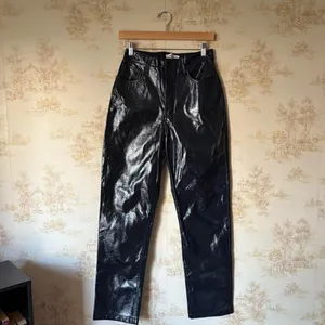 Abercrombie & Fitch 90s Straight Ultra High Rise Curve Love vegan leather pants thumbnail 3