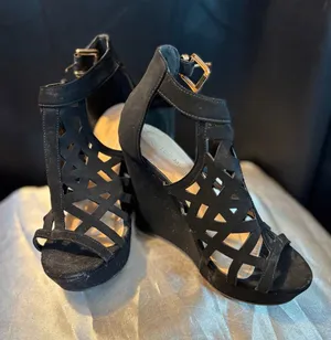 Top Moda Black Faux Suede Laser Cut Lattice Cage Platform Wedge Sandals Size 5 thumbnail 1