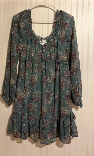 Boutique Long sleeve floral dress thumbnail 1