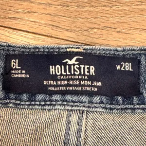 Hollister California‎ Ultra High Rise Mom Jean Distressed Medium Wash 6 L 28 L thumbnail 5