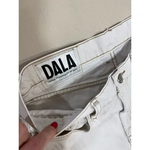 DALA - Sling Wide Leg Mid Rise Loose Fit Jeans Size 29 thumbnail 3