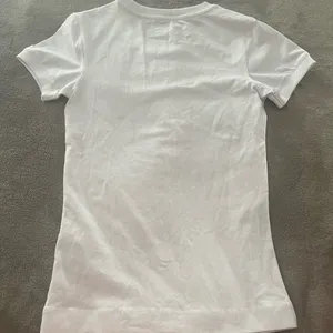 💋NWT GUESS Women's Short Sleeve Crew Neck Star Triangle Tee Shirt, Size XS thumbnail 4