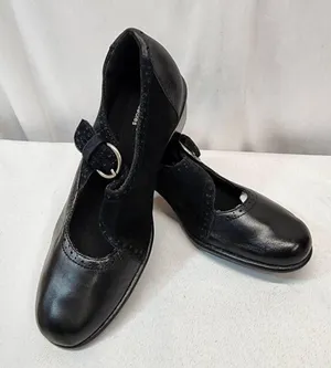 Clarks Black Leather Strappy Mary Jane Heels Women’s 7.5 thumbnail 2