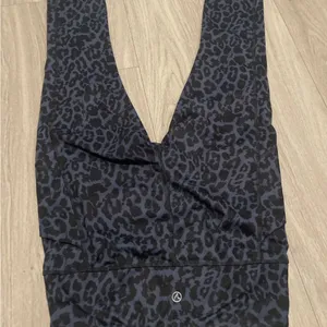 VOGO Athletica Black and blue Leopard Leggings thumbnail 3