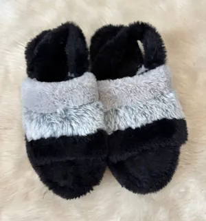 Open Toe Cozy Black and Gray Faux Fur Slippers thumbnail 1