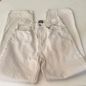 BDG White High-Waisted Jeans. Size 25. Baggy. Cream. thumbnail 2