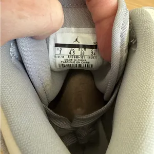 Air Jordan 1 Retro High Pale Ivory Sneakers Size W 7 in Off White Gray thumbnail 5