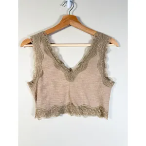 POL Ribbed Lace Trim V-Neck Crop Cami Tank Top Tan YKT1148 Small thumbnail 4