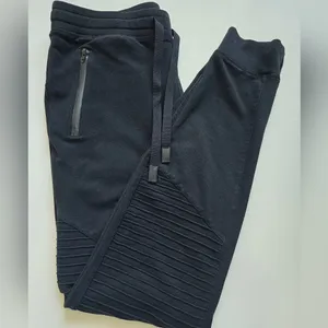 Alo Yoga Women’s Urban Moto Sweatpant, M, Black thumbnail 8