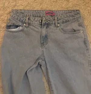 Edikted Petite Low-Rise Jeans thumbnail 1