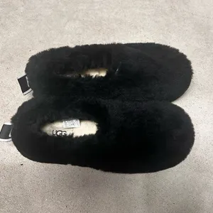 UGG Classic Cozy Bootie Black Sheepskin Slipper Boot Booties Women’s Size 6 thumbnail 2