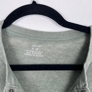 Aerie Women's Long Sleeve Ribbed Henley Green Sz M thumbnail 2
