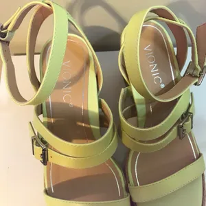 Vionic Sabina wedge-heel platform sandals in pale lime green leather, like new! thumbnail 5
