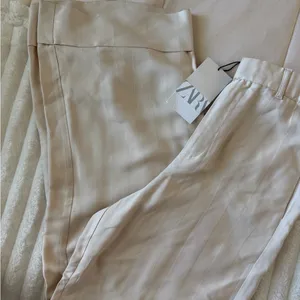 NWT Zara Women's Cream Flare Pants thumbnail 3