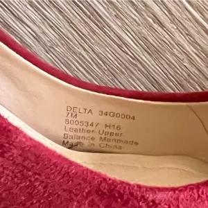Jones New York Burgundy Suede Delta Heels Pumps Gold Trim Classy Sexy 7 Leather thumbnail 8