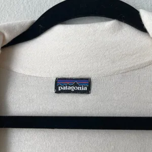 Patagonia Cream Long Sleeve Front Pocket V-Neck Button Up Cardigan Sweater Size thumbnail 5