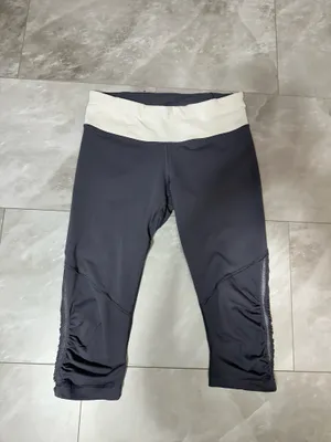 Lululemon Womens Crop Leggings Size 8 Grey Free Runner R-255 In excellent pre owned condition no rips or stains very soft grey color thumbnail 10