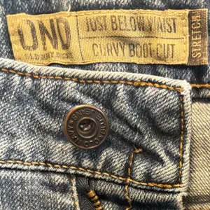 Old Navy Women’s Curvy Bootcut Stretch Slight Distressed Pocket Jeans | 14Short thumbnail 7