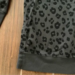 Old Navy Leopard pullover size M thumbnail 2