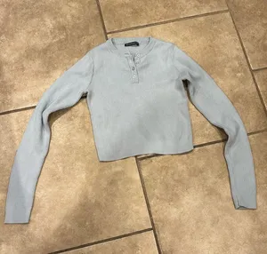 Brandy Melville Cropped Ribbed Sweater light blue gray  thumbnail 1