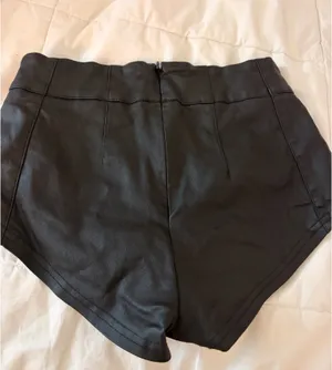 Mini shorts amazon leather  thumbnail 2