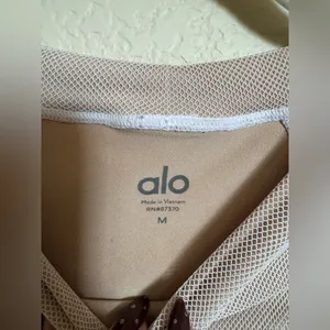 Alo‎ Yoga Vision Long Sleeve Shirt Sz M in White Latte Cropped Ruched Mesh thumbnail 5