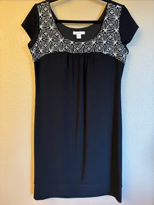 dressbarn 8 Black Scoop Neck White Floral Embroidered Mini Knee Length Dress LBD thumbnail 1