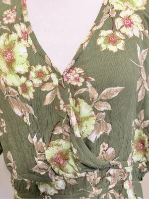 5/$30 🎈 Maurices XL olive green floral surplice neck Blouse thumbnail 2