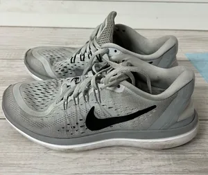 Nike Flex 2017 RUN woman’s Size 6.5 Pure Platinum Gray sneakers thumbnail 1