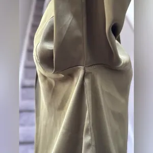 NEW MINKPINK Anissa Button Up Long Sleeve Satin Blouse Women’s S Olive Green‎ thumbnail 7