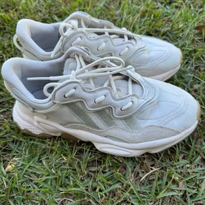 Adidas Ozweego Women’s 8.5 Off White Linen Green Gum Sneakers Running Shoes thumbnail 4