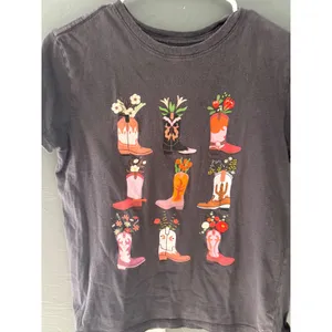 Doe. Womens XS Charcoal Grey Cowboy Boot Floral Graphic‎ T-Shirt Western thumbnail 2