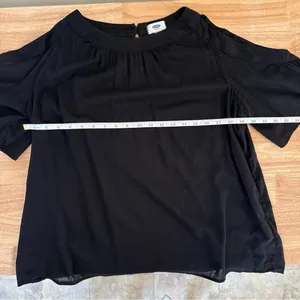 Old Navy Women’s Black Cold Shoulder Short Sleeve Top Size M thumbnail 6
