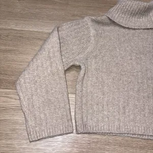 Universal Threads Women Cropped Tan Turtleneck Sweater Size Medium thumbnail 9