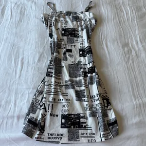 🖤 Y2K Newspaper Print Mini Dress – SHEIN XS – Editorial Aesthetic / Model-Off-Duty Vibes 🖤 thumbnail 4