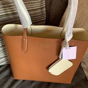 Authentic KATE SPADE Pebbled leather REVERSIBLE Open tote with zip coin thumbnail 3