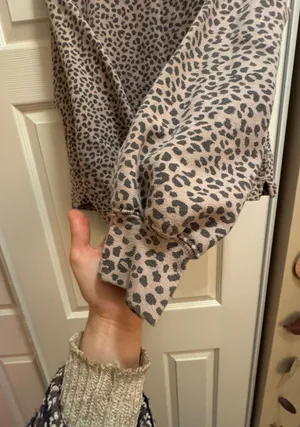 Abercrombie Soft Collection Leopard sweater thumbnail 2