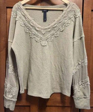 Buckle Daytrip Medium Green Waffle Knit Lace Oversized V Neck Long Sleeve Top thumbnail 1