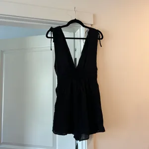 Nwt Sleeveless Plunge Romper thumbnail 3