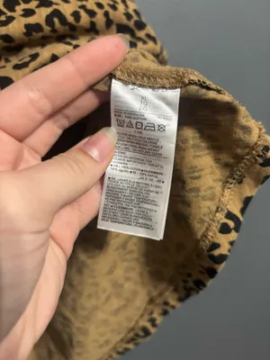 Old navy “everywhere” animal print brown v-neck tee size XL thumbnail 3